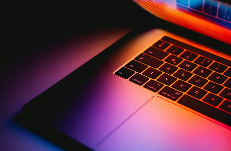 Laptop der reflekterer varme farver på tastaturet