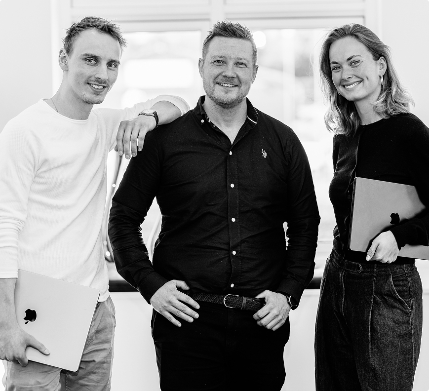 Smilende kollegaer med laptops i hånden